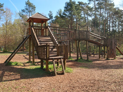 Abenteurspielplatz in Bispingen. Der Heidschnuckenweg verluft unmittelbar vorbei.