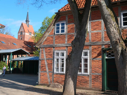 SBlick vom SAchulhof der GHRS Schule in Bispingen auf die St. Antonius-Kirche