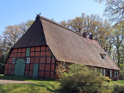 Typisches Heidehaus bestehend aus einem Wohn- und Wirtschaftsgebude in Deimern in der Lneburger Heide
