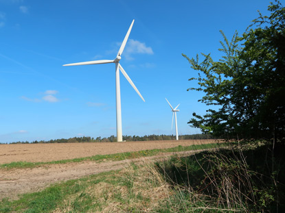 Beim Weiler Harmelingen in der Lneburger Heide sind Windkraftanlagen
