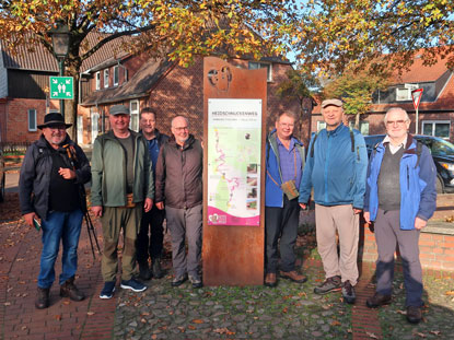 Die Wandergruppe am Rathaus von Wietzendorf