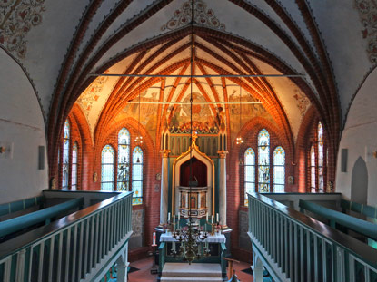 Blick auf den Altar der Laurentius Kirche in Mden (rtze)