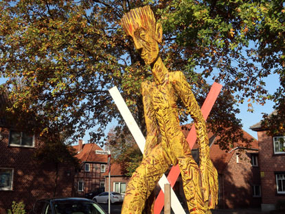 Die vor dem Rataus von Wietzendorf strehende Skultptur wurde vom  Ehepaar Rudolf aus  Munster gechaffen und trgt den Namen yellow boy