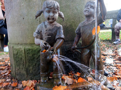 Planschende Kinder, ein Brunnen im Ortskern von Mden