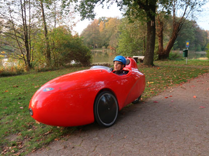 Ein  roter Flitzer berholt uns auf dem Uferweg bei Mden