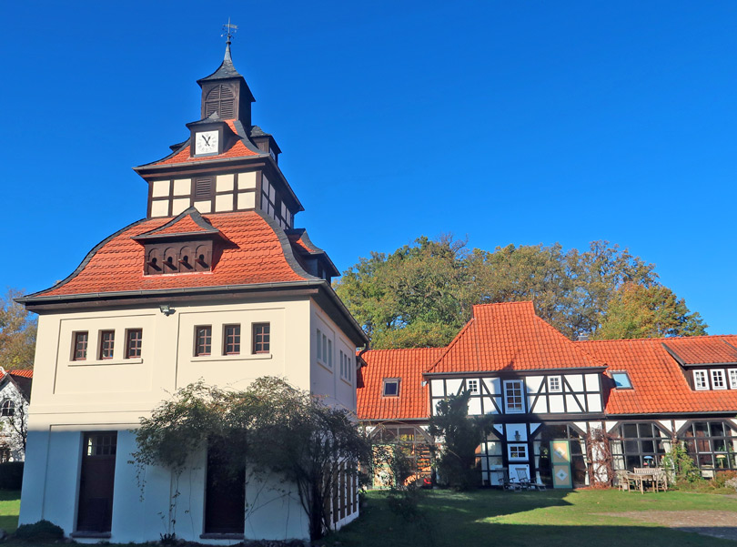 Der Taubrenschlag mit Glockenturm in Lutterloh