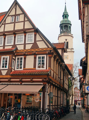 Blick durch die Kalandgasse auf den Kirchturm der Marienkirche