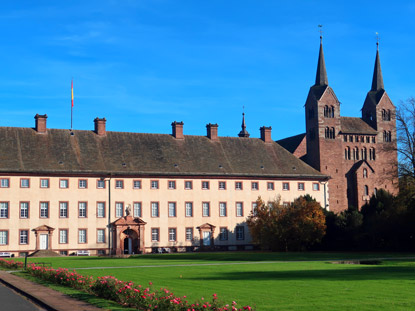 Westfassade des Schlosses mit Kirche  St. Stephanus und Vitus.