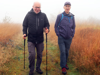 Trotz stasrkem Nebel: zwei Wanderer unterwegs auf dem Eggeweg