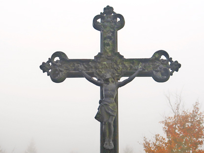 Schwarzes Kreuz erinnert an die Ermordung eines Khlers im Dreiigjhrigen Krieg