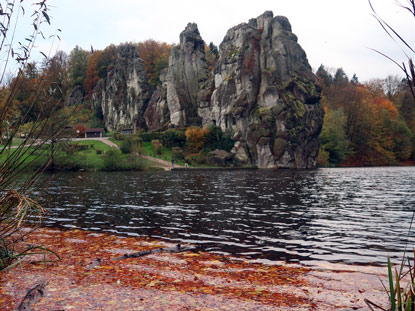 Externsteine mit Teich