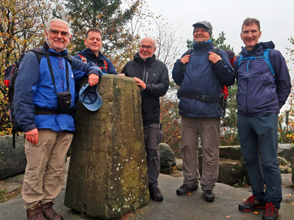 Die Wandergruppe auf dem Gipfel des Lippischen Velmerstot
