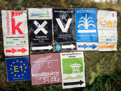 Wanderzeigen auf den beiden hchsen Gipfeln des Eggegebirges