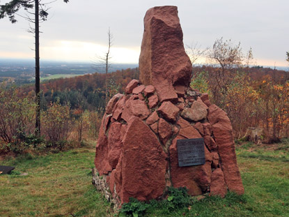 Lns-Denkmal auf dem Hermannsweg vor Oerlinghasusen