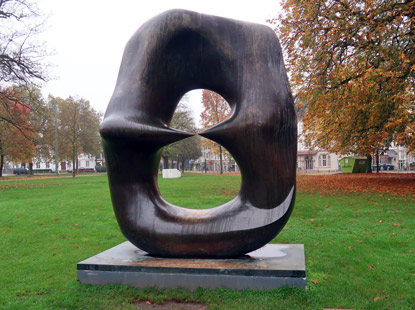 Groe Oval Skulptur von Henry Moore in Bielefeld