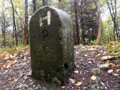 Grenzstein zeigt den Verlauf der Grenze zwischen P (Preu�en) und H (Hannover)