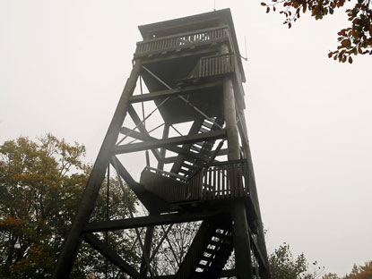 Lzusenturm bei Borgholzhausen im Nebel