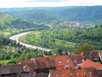 ber den sechseckigen Treppenturm gelangt man auf die Befestigungsmauer. Von dort hat man einen Panoramablick ber Dilsberg und das Neckartal.