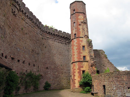 Die 15 m hohe Mauer der Kernburg ist das Wahrzeichen der Burgfeste Dilsberg. Die Burg  galt als uneinnehmbar 