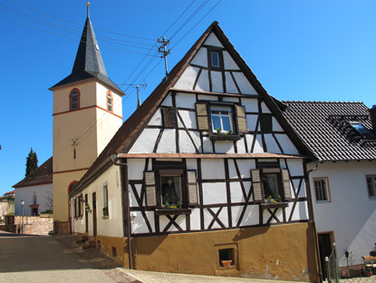 ber die Kirchenstrae von Spechbach gelangt man zu den benachbarten evangelischen und katholischen Kirchen.