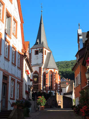  Die 500 Jahre alte Evangelische Kirche von Neckarsteinach 