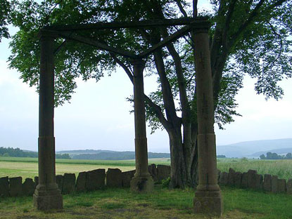 Der 1597 errichtete Beerfelder Galgen ist der grte und besterhaltene in Deutschland. Er ist umgeben von 7 Linden, um hier das Urteil zu verknde