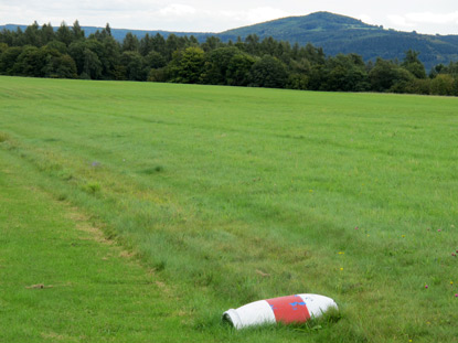 Segelfluggelnde "Auf der Heumatte" bei Rothenberg. Im Hintergrund ist der Katzenbuckel", die hchst Erhebung des Odenwaldes zu erkennen.