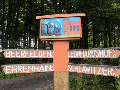 Wegzeichen am Hugenottenpfad im Stadtwald von Beerfelden