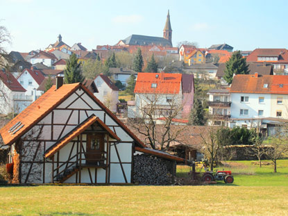 Blick zurck auf Beerfelden im Odenwald.