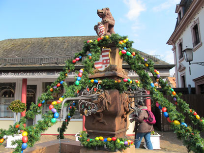 Der Dorfbrunnen vor dem Erbacher Schloss wird ber die Osterzeit mit bemalten Ostereiern geschmckt.