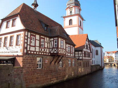 Renovierte Fachwerkhuser entlang der Mmling in Erbach im Odenwald