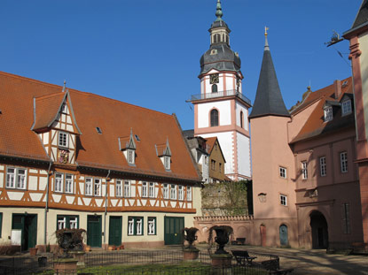 Blick vom  Schlosshof in stlicher Richtung auf die evangelische Kirche 