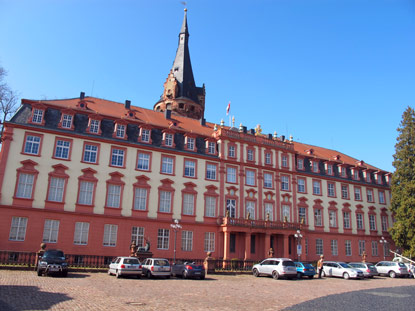 Schloss der Grafen Erbach-Erbach. Die Fassade besteht nicht aus Sandstein, sondern aus eingefrbten Holz und Blech