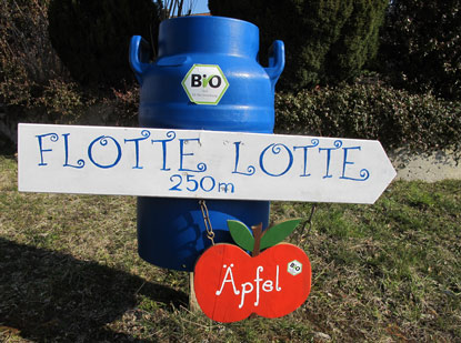 Frischmilch kann man beim Bauernhof "Flotte Lotte"  sich rund um die Uhr aus einem Automaten "zapfen".