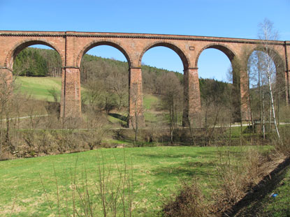 Nur wenige Schritte vom Hugenottenpfad und dem Marbach-Stausee liegt das 250 m lange Himbchel (Bahn-) Viadukt