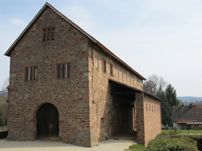Die Einhardbasilika in Michelstadt-Steinbach wurde  im 9. Jh. als Grabsttte fr Einhard und seine Frau Imma errichtet.