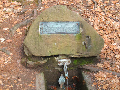  Geo-Parktafel an der Einhards-Quelle: "Niemand wei mehr genau, wann sie gefasst wurde. In der Zeit, bevor man Trinkwasser durch Leitungen fhrte und die zentrale Versorgung der Haushalte begann, achtete und pflegte man solche Brunnenanlagen."