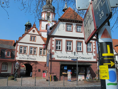 Durch die Unterfhrung am Alten Rathaus von Erbach  verluft der Hugenottenpfad.