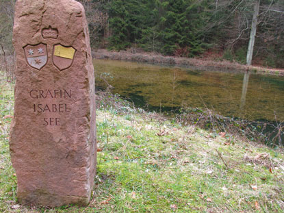 Nach Rehbach geht der Weitwanderweg vorbei am Grfin Isabel-See