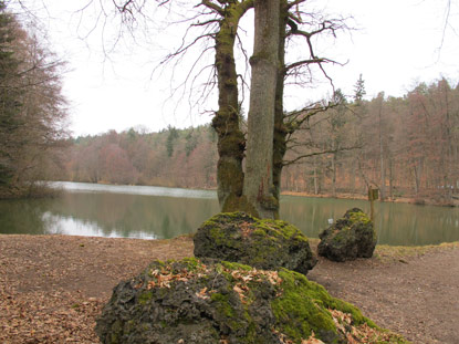 Drei mchtige Schlackensteine liegen am Ufer des "Groen Sees". Um den See fhrt ein kleiner Wanderweg.
