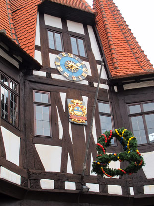 Erbaut wurde das Rathaus in der Sptgotik im Jahre 1484.