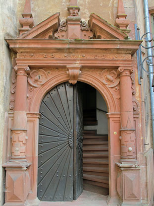 Eingang zum Sitz der Familie Erbach-Frstenau, die heute noch im Schloss Frstenau wohnt