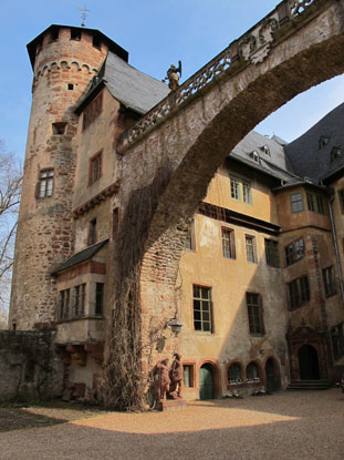 Schloss Frstenau in Michelstadt-Steinbach mit dem 1588 errichteten Prachtbogen.