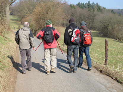 Wandergruppe unterwegs auf dem Hugenotten- und Waldenserpfad