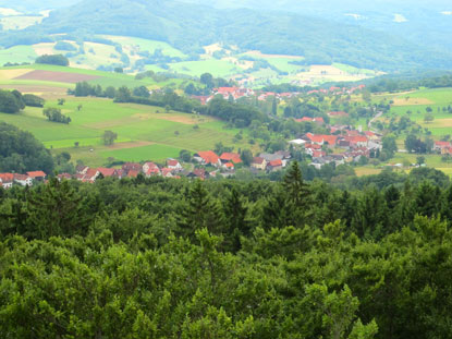 Vom Kaiserturm hat man einen weiten Blick ber den Odenwald, hier  auf den Ort Winterkasten