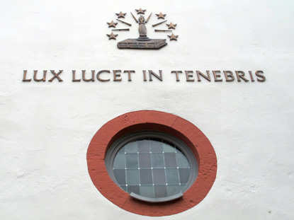 Die Kirche trgt das Wappen der Waldenser, einen Leuchter mit dem Leitspruch: Lux lucet in tenebris Das Licht leuchtet in der Finsternis