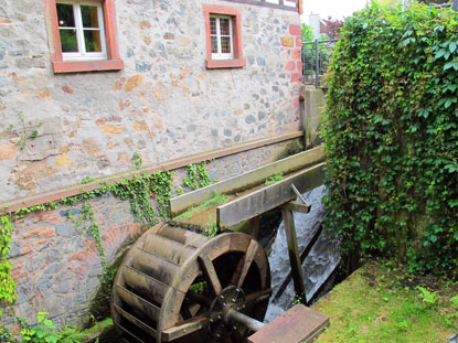 Das (2012 renovierte) Mhlrad der Hammer-Mhle in Ober-Ramstadt