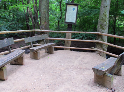 Gedenktafel erinnert an Matthias Claudius, der  sich von dieser Landschaft zu dem Lied Der Mond ist aufgegangen inspirieren lie