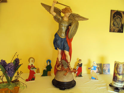 Altar der Michaelskapelle. Nach dem Diebstahl steht dort heute eine kleinere Gipsfigur des Heiligen Michael.