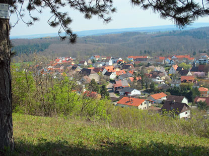 Unterhalb der Michaelskapelle liegt der Weinort Eichelberg